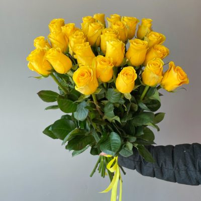 Роза Эквадор желтая Brighton 60 см 25 шт