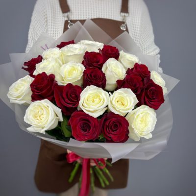 Красные и белые розы в эфектном букете (25 шт)
