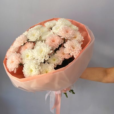 Букет с кустовой белой и перосиковой хризантемой 5 шт