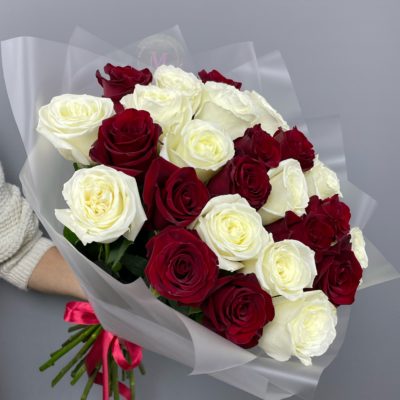 Красные и белые розы в эфектном букете (51 шт)