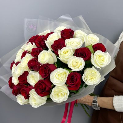 Красные и белые розы в эфектном букете (51 шт)