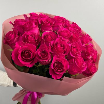 Букет ярко-розовых роз 25 шт