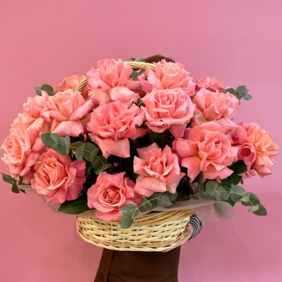 25 Садовых роз в корзине